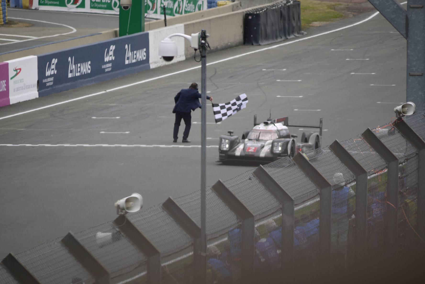 Le Mans: Porsche holt Sieg in letzter Minute